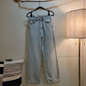 Straight Leg Women Jeans in Light Wash - Classic Fit